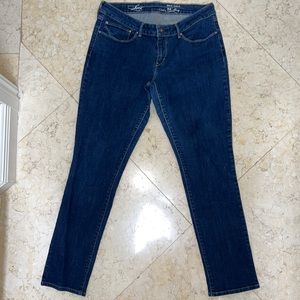 EUC LEVIS BOLD CURVE